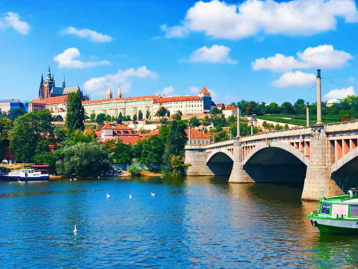 PRAGUE CASTLE: PRIVATE FAIRYTALE WALKING TOUR - Exploring the Castles Architectural Marvels