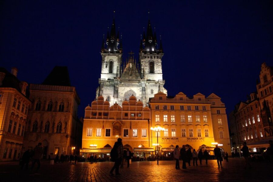 Prague: Ghosts and Legends of the Old Town Evening Tour - The Guide’s Narrative Style and Engagement