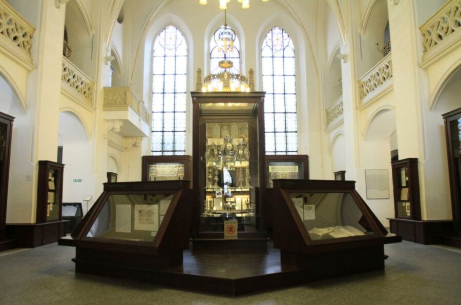 Prague Jewish Quarter Private Tour and Boat Cruise - Inside the Maisel Synagogue and the Pinkas Memorial