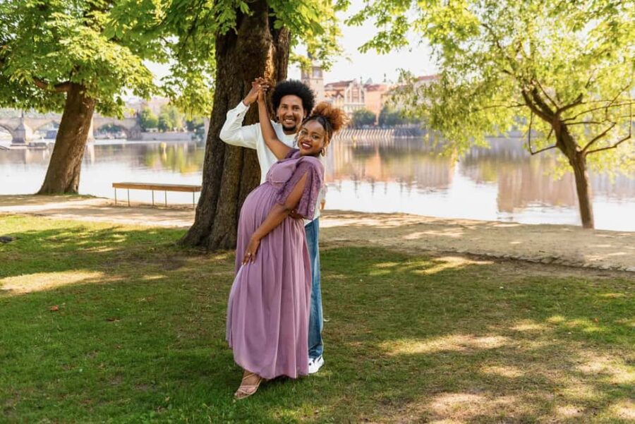 Prague: Photoshoot with a French- and/or English-speaking photographer - Tips for the Best Poses and Photogenic Spots