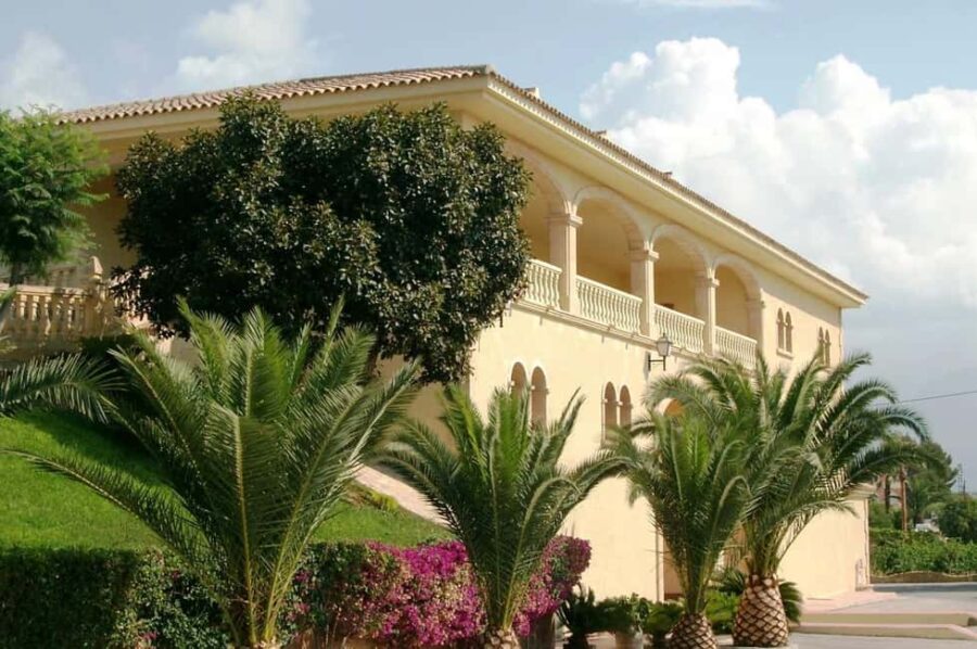 Premium Winery with 7 Tastings & Castle from Alicante and Benidorm - Exploring Guadalest: One of Spain’s Most Beautiful Villages