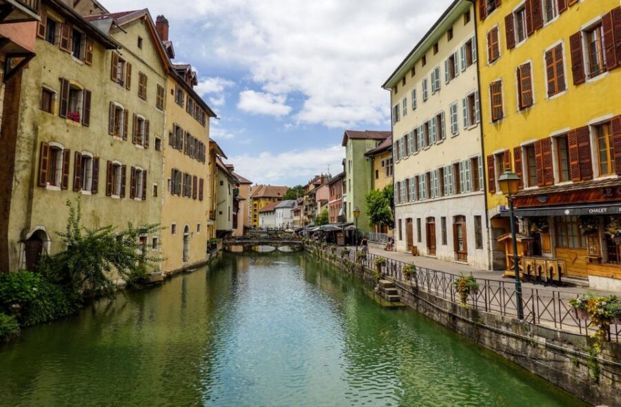 Private 2-hour Walking Tour of Annecy with official guide - Visiting the Iconic Château d’Annecy and the Old Town