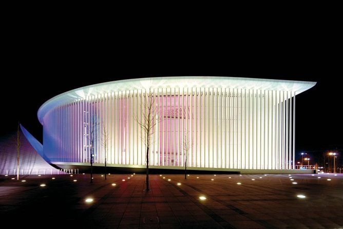 Private airport transfer: from the airport to the city of Luxembourg - Vehicle options tailored to your luggage and passenger needs