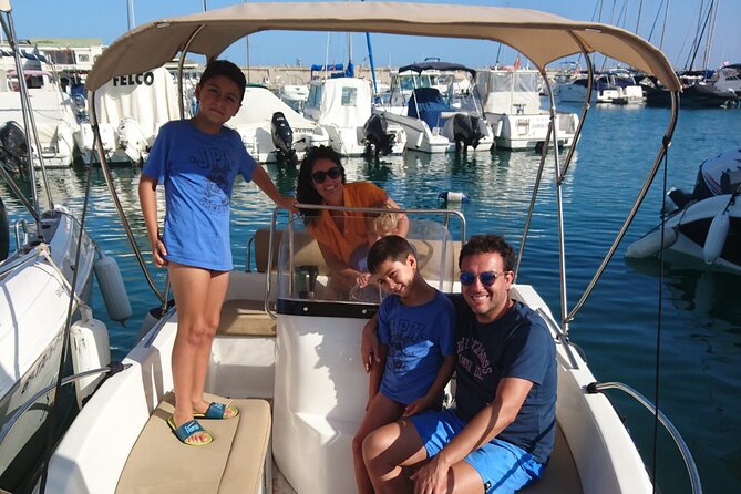 Private boat rental without title dolphin watching - Modern Boat Features Ensure Comfort and Safety