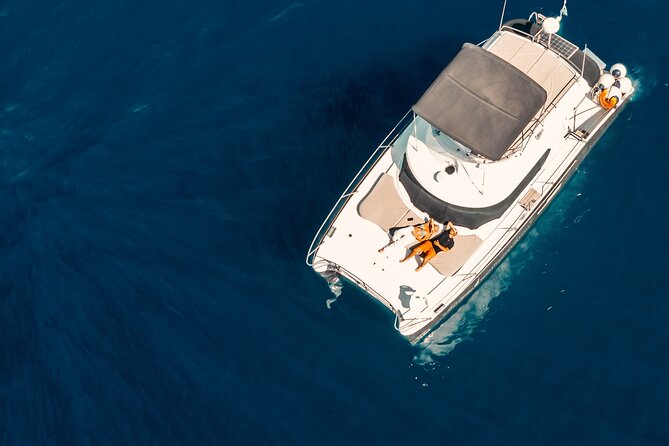 Private Caldera Cruise with Power Catamaran ENJOY incl. Meal & Drinks - From Ammoudi Bay to the Volcano and Hot Springs