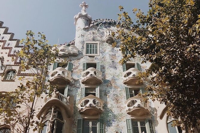 Private Casa Batlló & Skip-the-line + Official Licensed Guide - Starting the Tour: Pickup and First Impressions