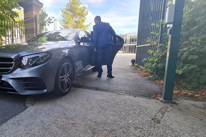 Private Chauffeured Transfer between CDG Airport and Paris - Convenience of Booking Your Transfer in Advance