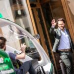 Private City-Tour by pedicab in Paris : The "Gustave Eiffel" - Close-Up of the Eiffel Tower from the Pedicab