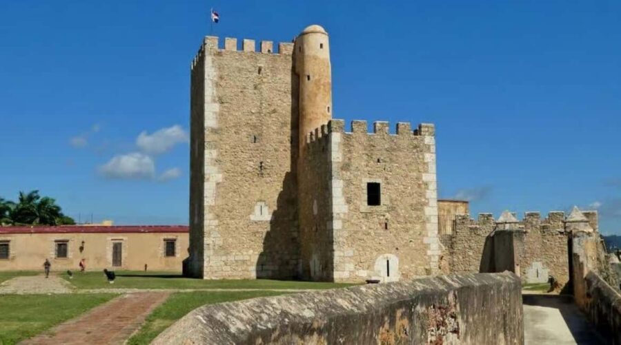 Private Colonial Zone Heritage Walk Guided by a Local Artist - Discover the Historic Roots at San Francisco Ruins