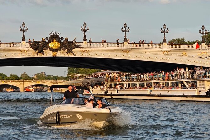 Private cruise on the Seine with Happy Cruise in Paris - The Onboard Experience: Comfort and Personal Touches