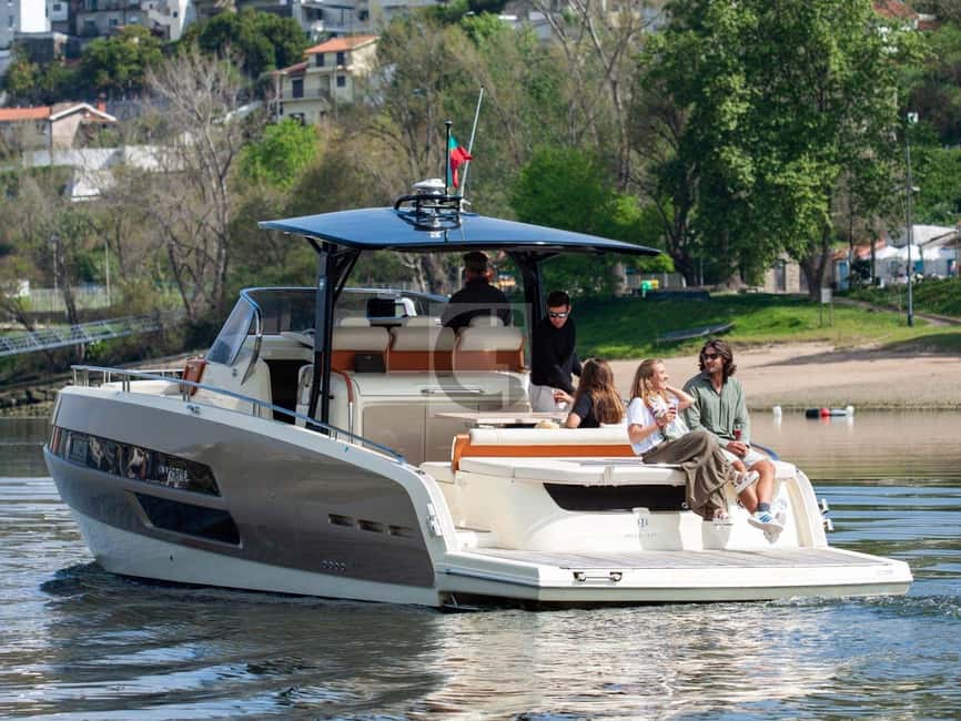 Private Luxury Yacht Tour in Lisbon with Local Guide - The Invictus GT370: A Perfect Blend of Style and Comfort