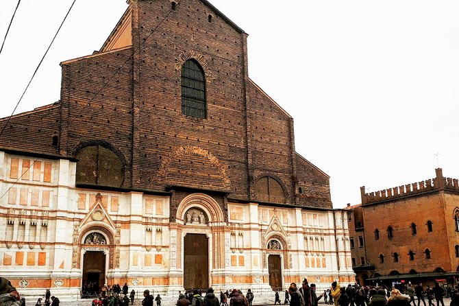 Private or semi-private tour of the historic center of Bologna - Exploring Bologna’s Piazza Maggiore