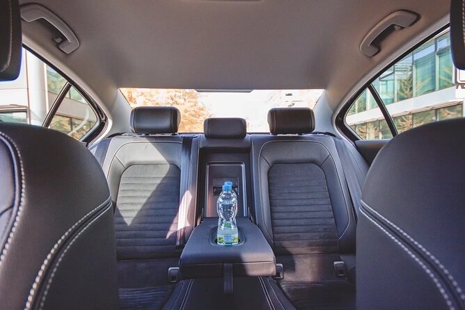 Private ROUND-TRIP (FROM and TO the AIRPORT) by LIMOUSINE 3+1pax - Experience the Convenience of Private Hotel Drop-Offs in Prague