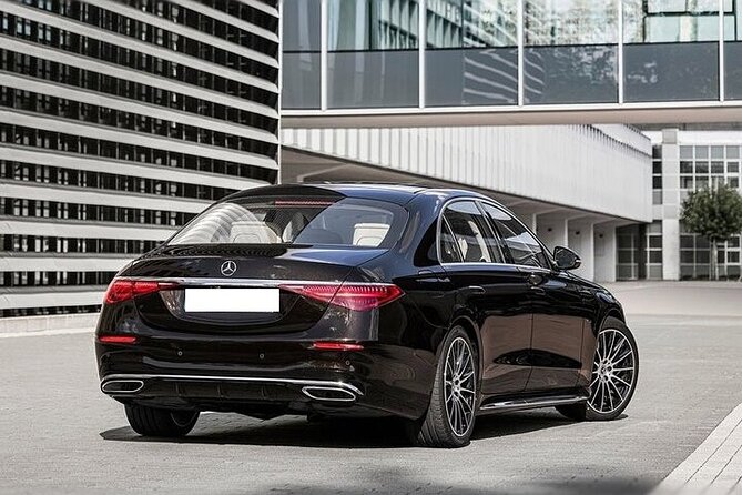 Private Sedan Departure from Rome City to Fiumicino Airport FCO - The Mercedes Benz E Class: Comfort and Style