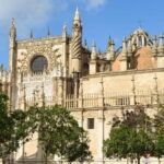 Private Seville: exclusive tour of Santa Cruz and the historic center - Exploring Santa Cruz: Narrow Streets and Hidden Courtyards