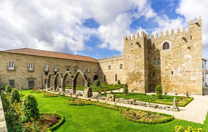Private Tour: Guimares and Braga Day Trip from Porto - Visiting the Guimarães Castle and Its Medieval Walls