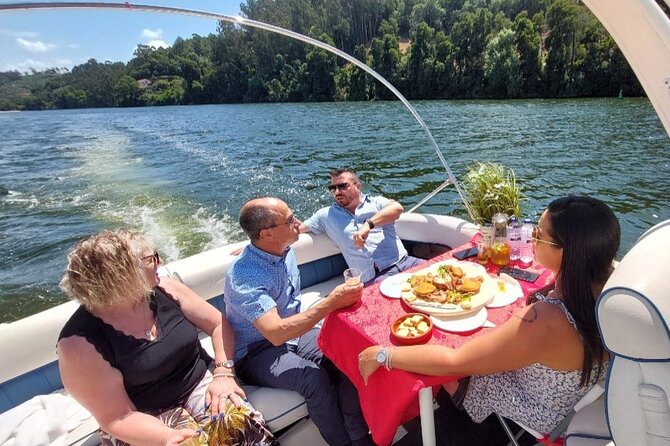 Private Tour in Douro, with tasting,on a Yacht for up to 5 People - Starting Point at Marina do Freixo in Porto