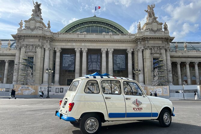 Private tour Paris Sightseeing 2 hours in Renault 4L electric - Discover the Highlights in a Classic French Car