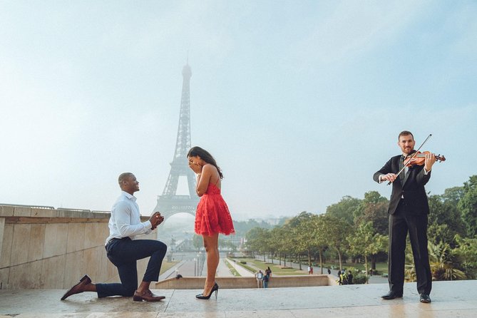 Proposal Photographer in Paris - How the Tour Personalizes Your Paris Proposal Photos