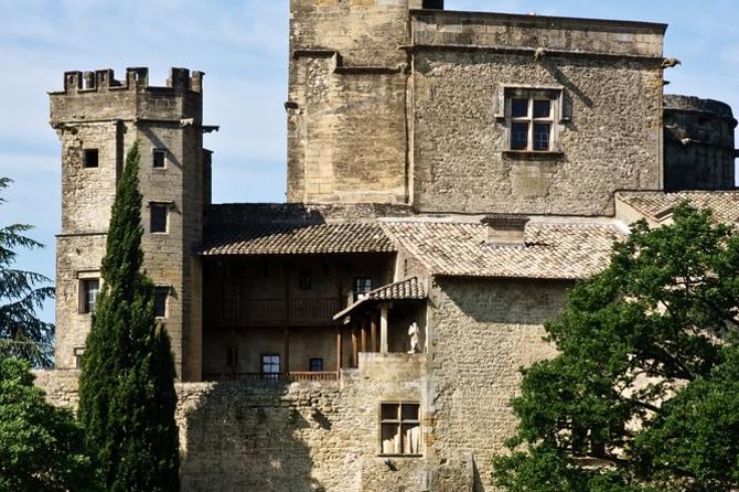 Provence Wineries and Luberon Villages Day Trip from Aix-en-Provence - Exploring the Luberon Villages: Gordes, Roussillon, Lourmarin, and Bonnieux