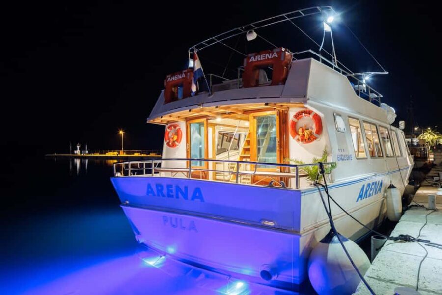 Pula: New Year Special Dolphin Sunset Cruise & Dinner - The Modern Arena Boat and Its Comfort Features