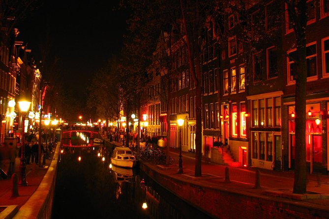 Red Light District tour with canal cruise - The Historic Buildings of the Old Town and the Dam