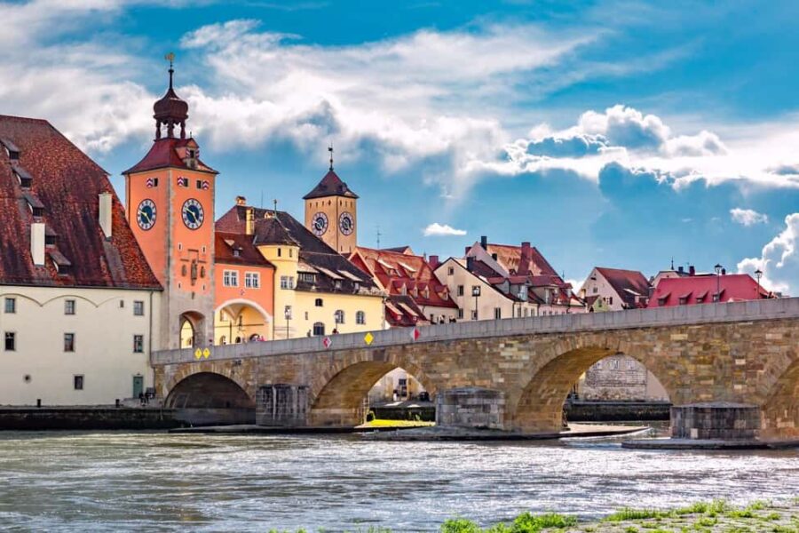 Regensburg: 2-hour Best Intro Walking Tour with a Local - Exploring Iconic Landmarks: St. Peter Cathedral and Schloss St. Emmeram