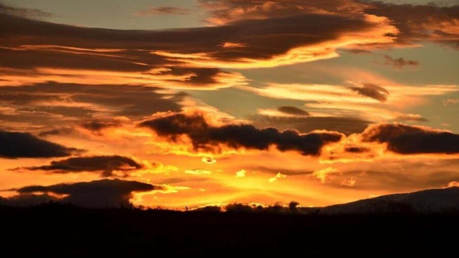 Reykjavik: Golden Circle Midnight Sun Minibus Tour - Visiting Thingvellir National Park Under the Midnight Sun