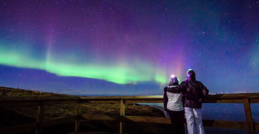 Reykjavík: Group Northern Lights Tour with Pics & Hot Cocoa - How the Tour Finds the Perfect Viewing Locations in Iceland’s Countryside