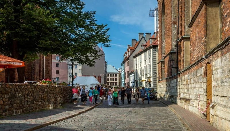 Riga: Guided Old Town Walking Tour - Beginning at the Powder Tower and the City Wall