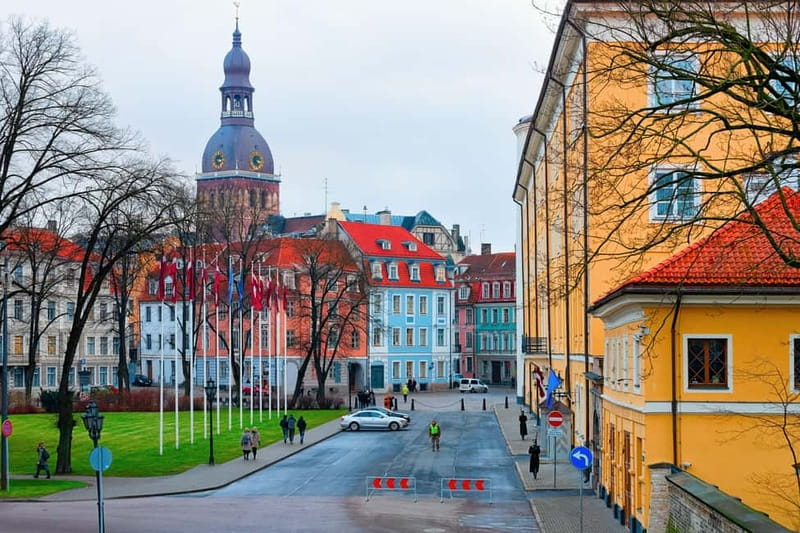Riga: Insta-Perfect Walk with a Local - Starting at Riga’s Rolands Statue for a Scenic Photo Walk
