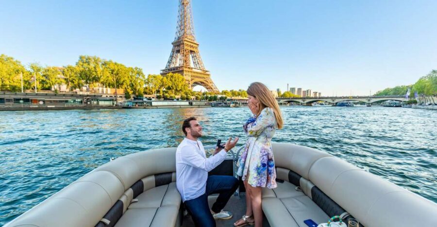 Romantic photo shooting on a private boat in Paris - The Meeting Point and Access to the Private Boat