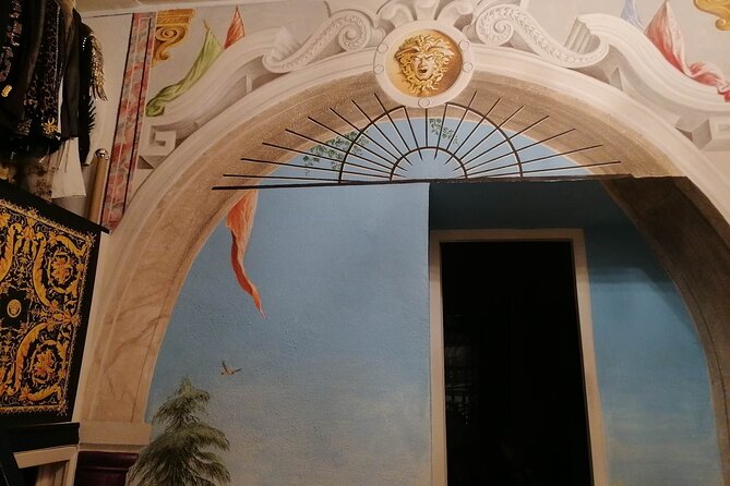 Rome Art Experience with famous Artist - Discover the Historic Court and Fountain