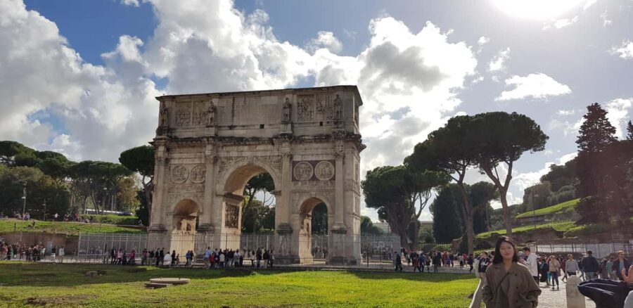 Rome: Colosseum, Palatine Hill and Roman Forum Guided Tour - Exploring Palatine Hill: The Birthplace of Rome