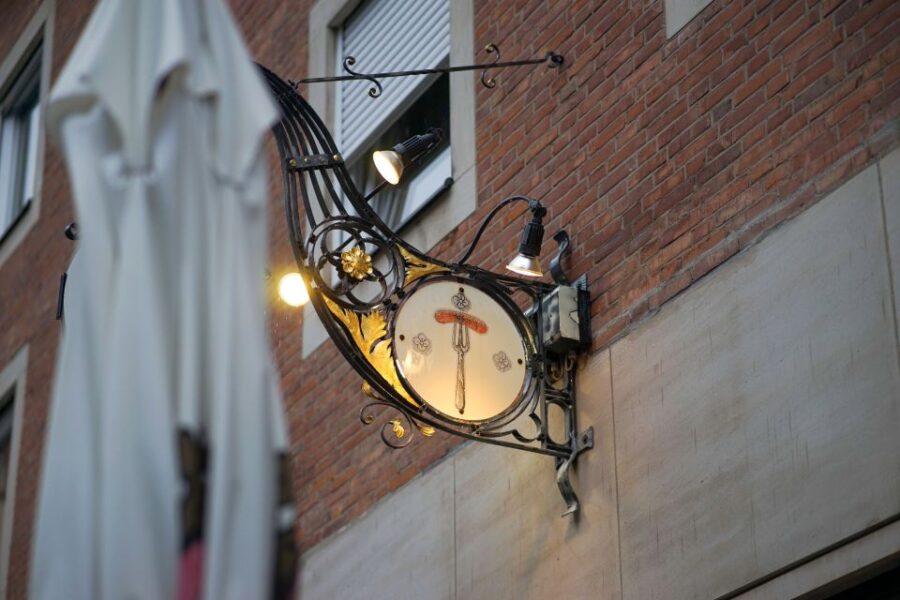 "Rotes Bier" and "Blaue Zipfel". A historical-culinary walk - Discover the Heart of Nuremberg at the Altes Rathaus