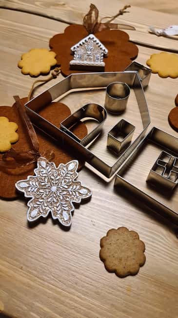 Rovaniemi: Baking and decorating gingerbread cookies - Discover a Traditional Finnish Christmas Home in Rovaniemi