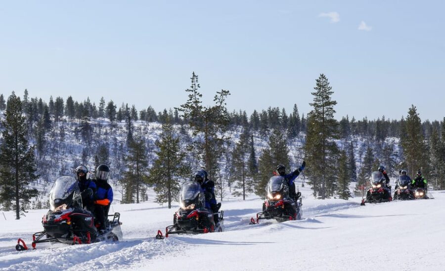 Saariselkä: Ice Fishing Safari by Snowmobile - Starting Point at Lapponia Tours Safari House