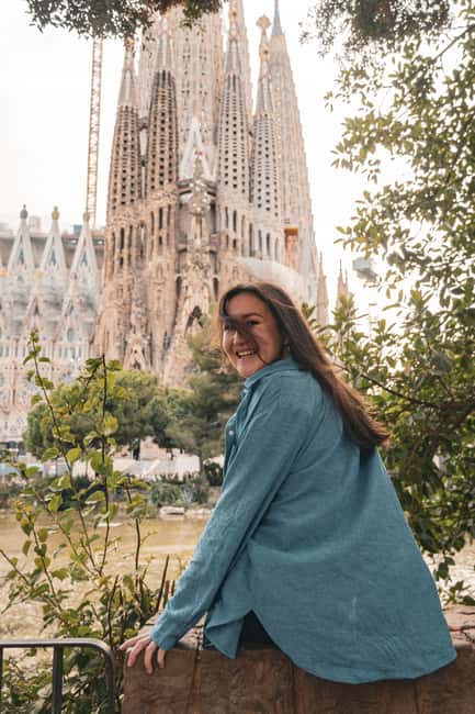 Sagrada Familia photo and video tour - Starting Point at Starbucks by Sagrada Familia