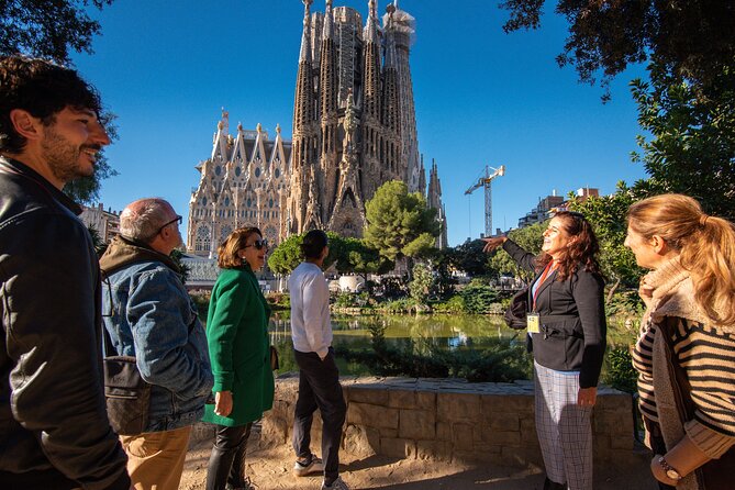 Sagrada Familia Small Group Guided Tour with Skip the Line Ticket - Inside the Basilica: Architectural Wonders and Artful Details