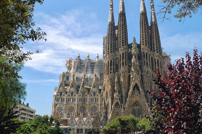 Sagrada Familia Small Group Tour with Skip the Line Ticket - Meeting Point and Group Size for a Personal Experience