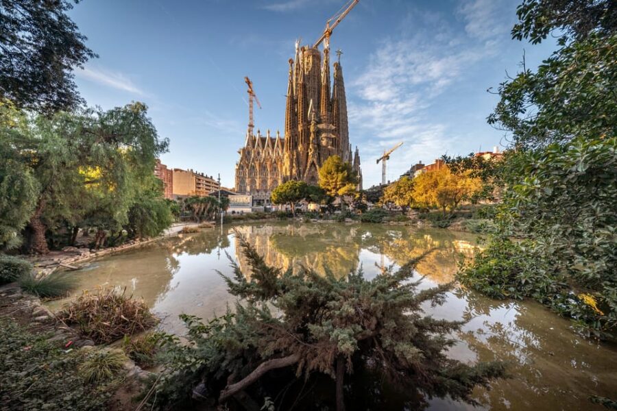 Sagrada Familia Tour with Express Entry and Local Guide - Inside the Basilica: Architectural Masterpiece and Hidden Messages