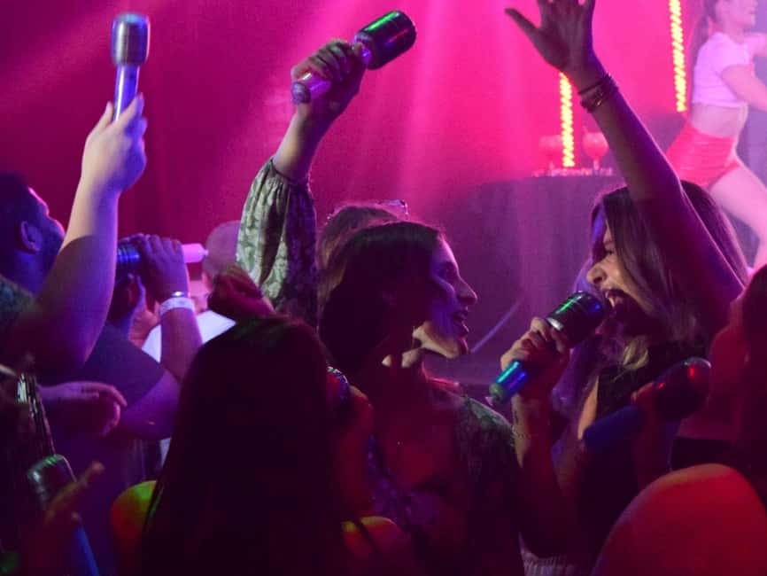 Salou: Bingo Bangas Party Night with Drinks - The Party Setting at House of Illusion in Salou