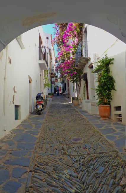 Salvador Dalí Museum, House & Cadaqués Semi-Private Tour - Discovering the Charm of Cadaqués