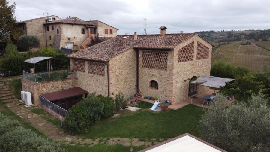 San Gimignano: Vineyard and Cellar Tour with Wine Tasting - Visiting the Wine Cellar and Discovering Vinification Techniques