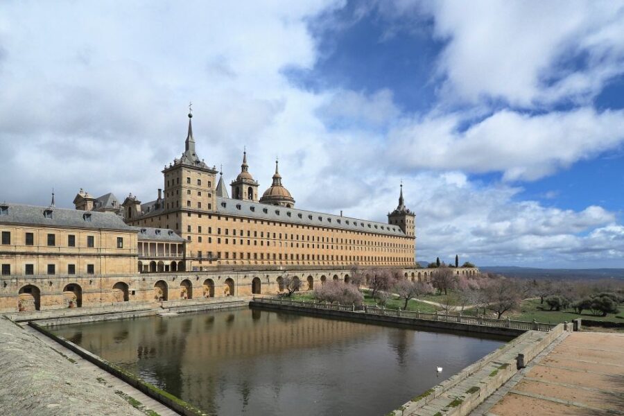 San Lorenzo de El Escorial: Monastery and Site Guided Tour - Inside the Basilica, Battle Hall, and the Pantheon