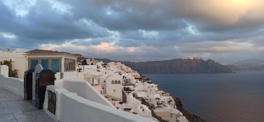Santorini: Oia Cultural Highlights Sunset Walking Tour - Exploring the Narrow Cobblestone Alleys and Captain’s Houses