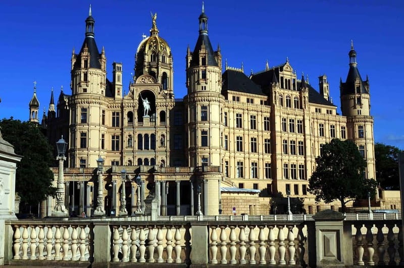 Schwerin - Private Tour of the Castle Exteriors & Cathedral - Exploring Schwerin Castle on Its Island in Lake Schwerin