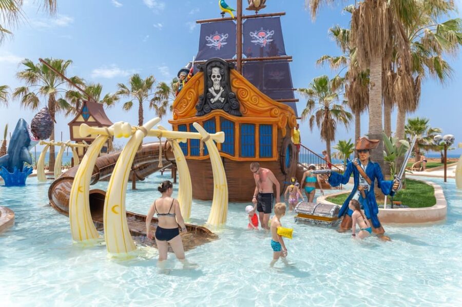 Seapark: Swimming in Pool Aquarium with Authentic Creatures - A Range of Pools for All Ages and Preferences