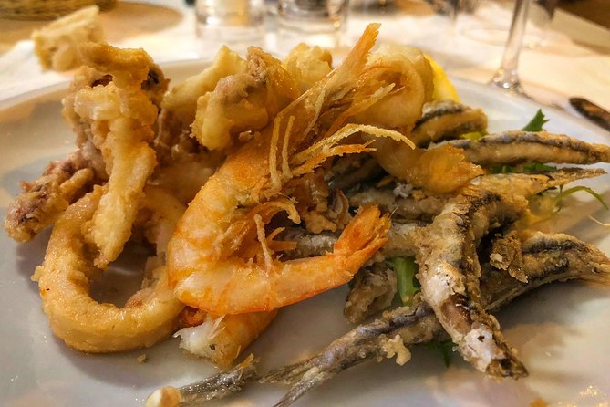 Seaside Naples Food Tour with Marina Promenade & Visit of Castel dell'Ovo - Exploring Naples’ Historic Center and Piazza del Municipio