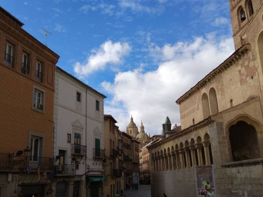Segovia: Guided Walking Tour with Alcázar Entry - Starting at Plaza del Azoguejo and Seeing the Roman Aqueduct